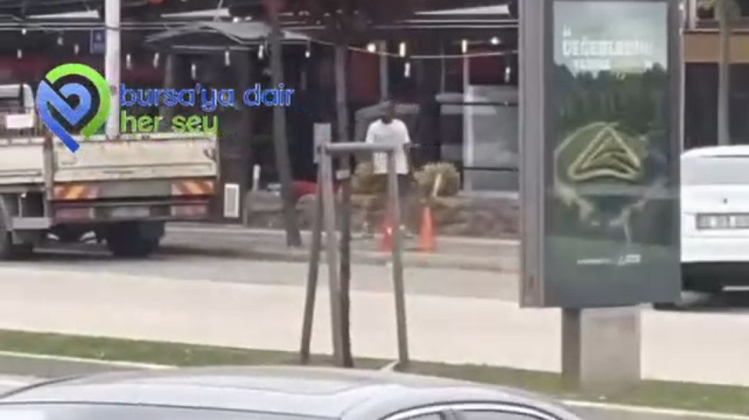 Bursa'da sokakta geri geri yürüyen adam hayrete düşürdü
