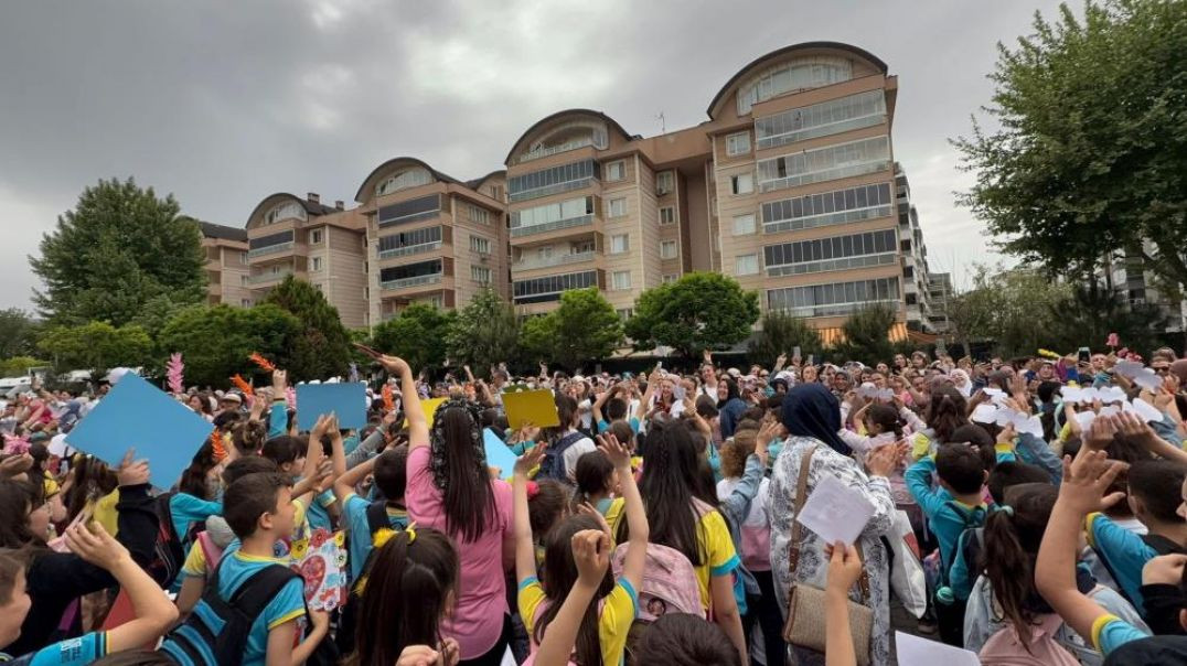 Bursa’da bin 100 öğrenciden Anneler Günü'ne duygusal sürpriz!