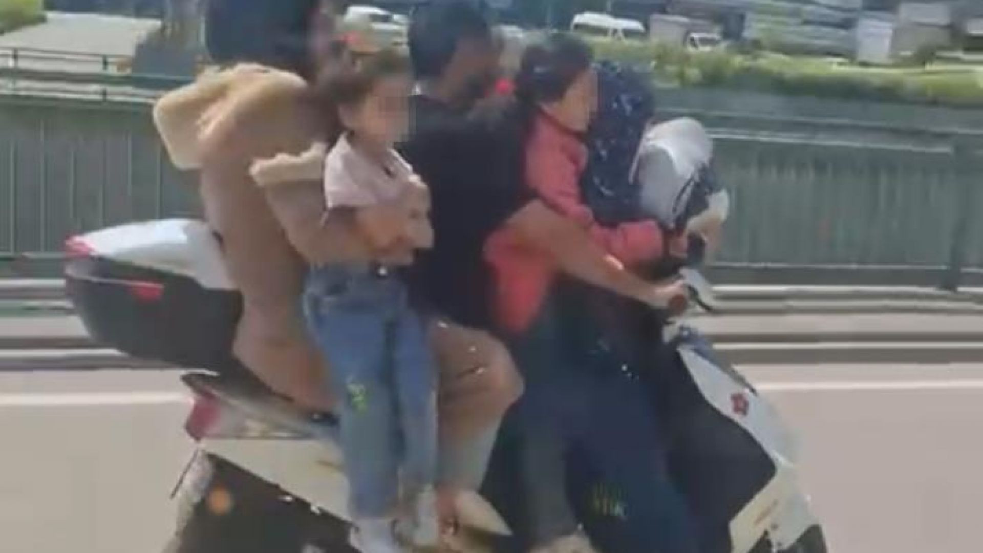 Bursa'da 1 motosiklete 5 kişi binen aile ölüme kafa tuttu!