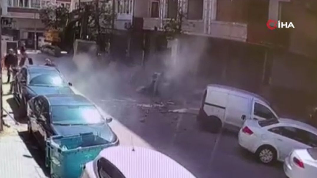 İstanbul'da artçı depremde balkon çöktü: Korkunç anlar kamerada...