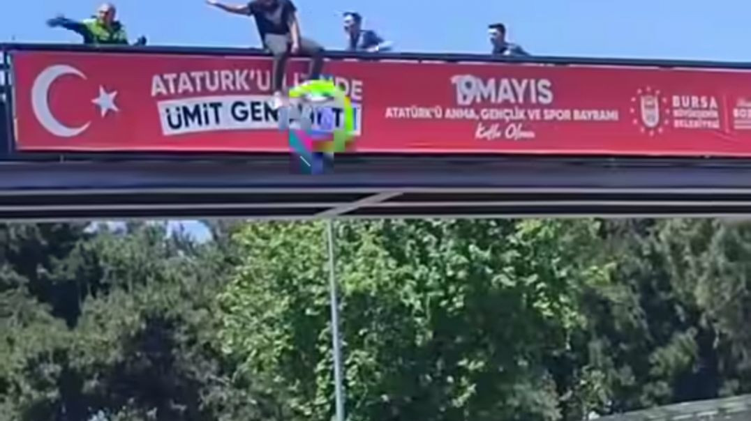 Bursa'da köprüde intihar girişimi: Polis son anda kurtardı!