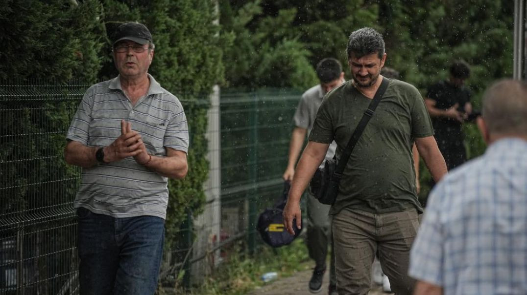 Güneşe aldanan Bursalılar sağanak yağmura yakalandı!