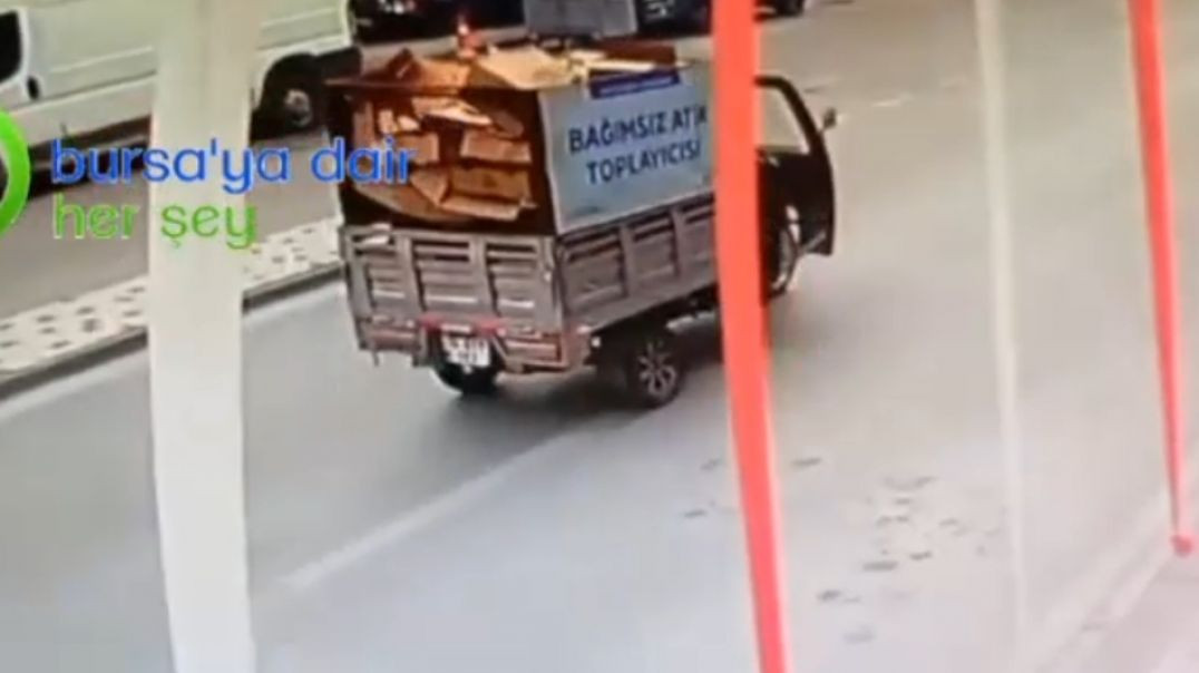 Bursa'da kontrolsüzce dönüş yapan kasalı motosiklet kazaya neden oldu