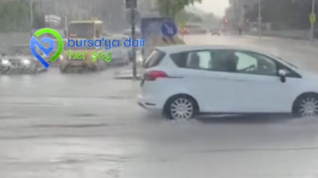 Bursa Yıldırım'da sağanak yağışta yollar sular altında kaldı