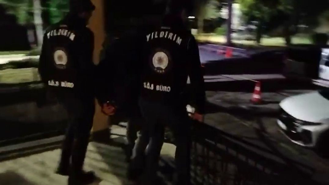 Bursa'da polis, 27 yıl hapisle aranan şahsı yakalamak için bacadan girdi