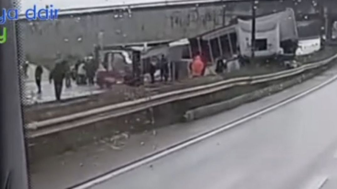 Bursa'da alkol yüklü tırın devrilmesiyle yol trafiğe kapandı - 2