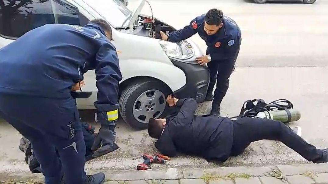 Bursa'da araçtan gelen kedi sesi itfaiyeyi harekete geçirdi