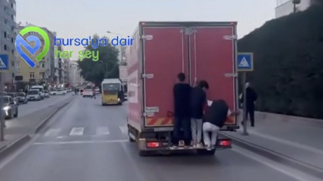 Bursa'da kamyonun arkasına tutunan gençlerin tehlikeli yolculuğu kamerada