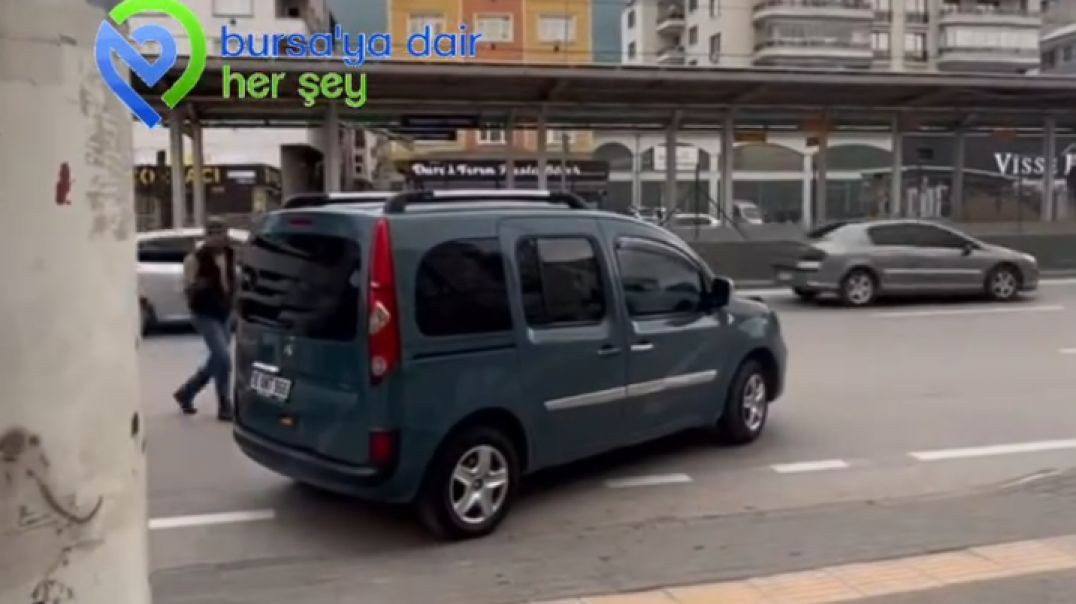 Bursa'da arabasını trafiğin ortasına park edip gitti