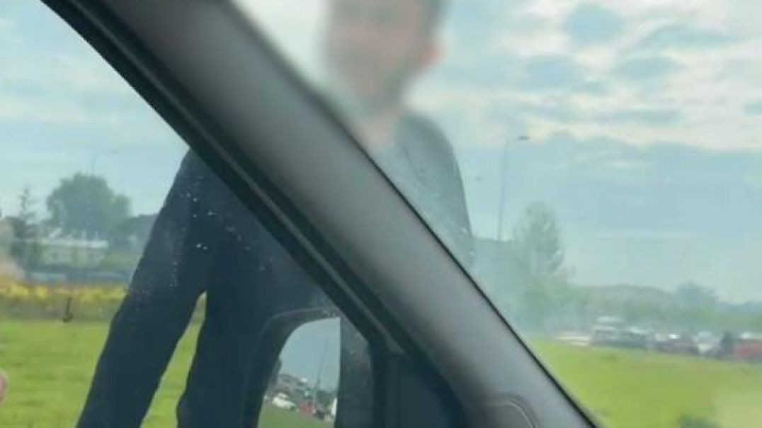 Bursa’da tır şoförü kavşakta otomobili sıkıştırdı.. İnip sürücünün üzerine yürüdü