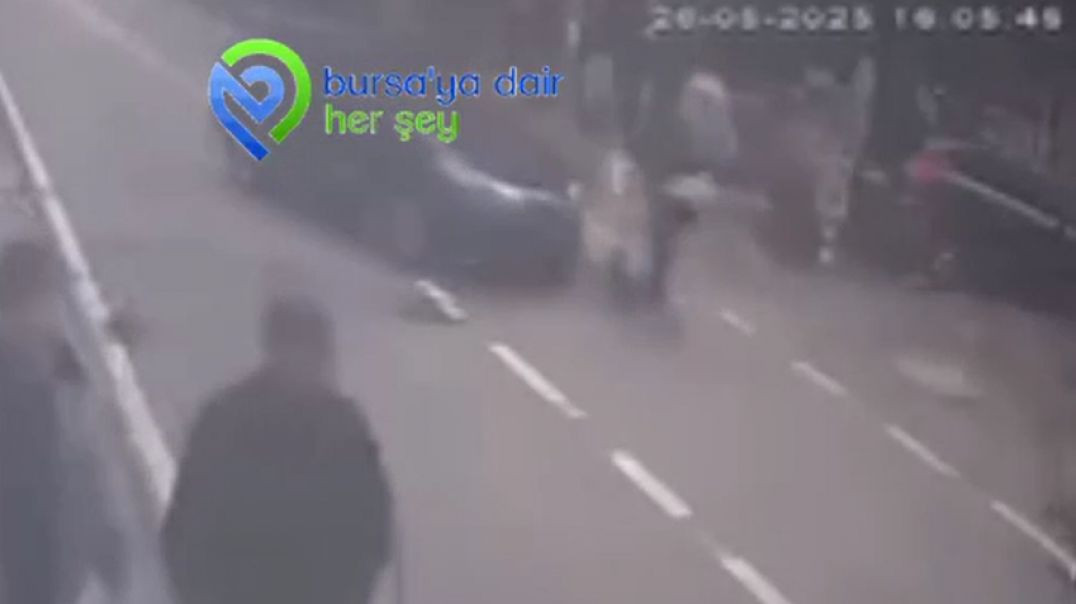 Bursa'da scooter ve otomobilin çarpışma anı kamerada: Havaya savruldu!