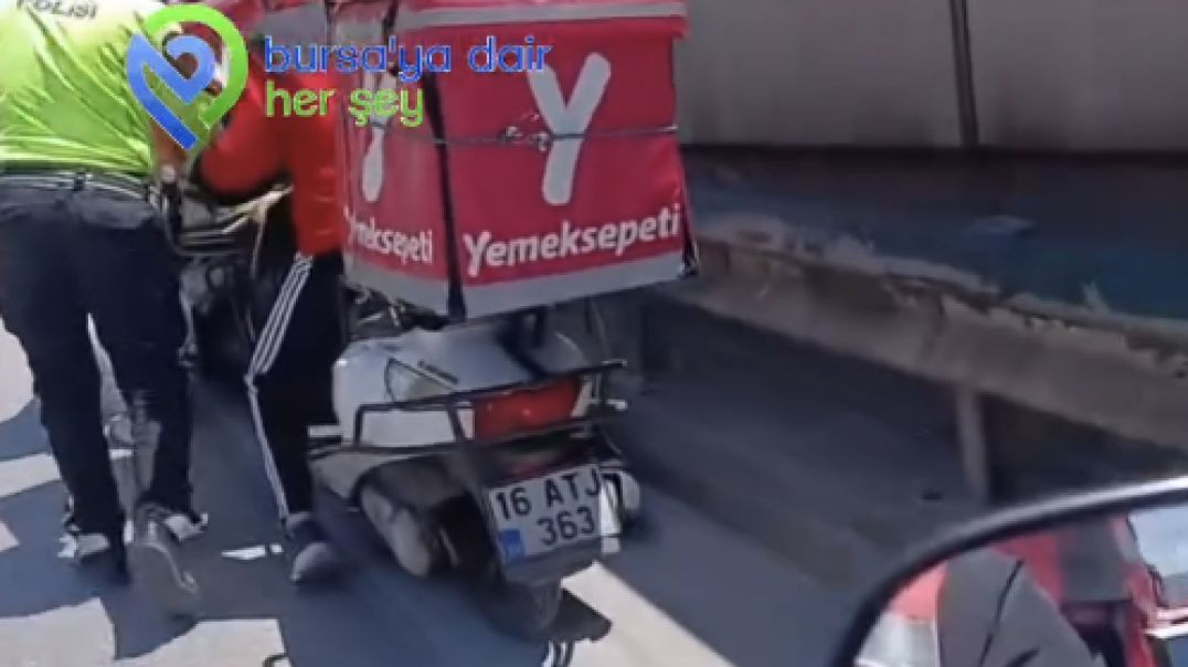 Bursa'da yolda kalan motokuryenin yardımına trafik polisleri koştu