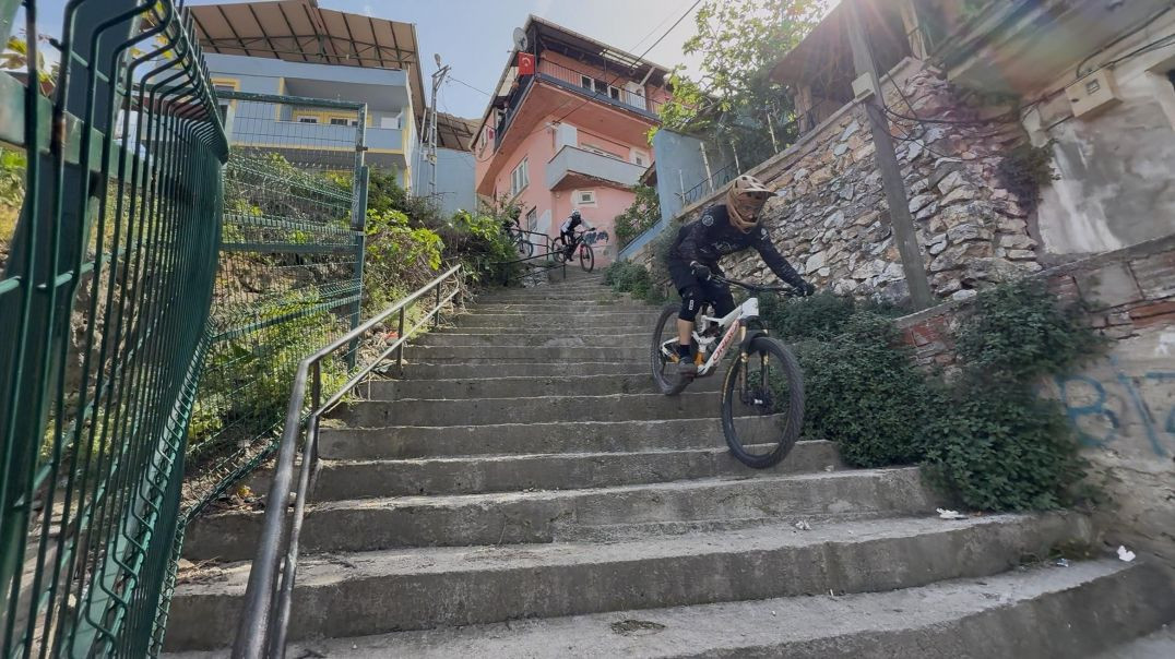Bursa’da tarih yazdılar...Türkiye’nin ilk Urban Downhill yarışı nefes kesti