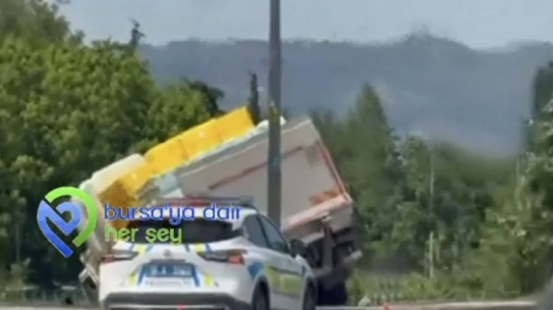 Bursa'da kamyon kontrolden çıkarak tarlaya uçtu