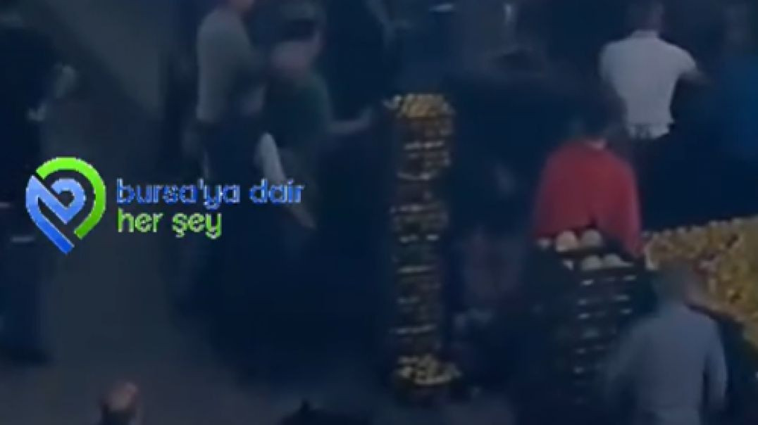 Bursa’da pazarcılar tekme ve yumruklarla birbirine girdi