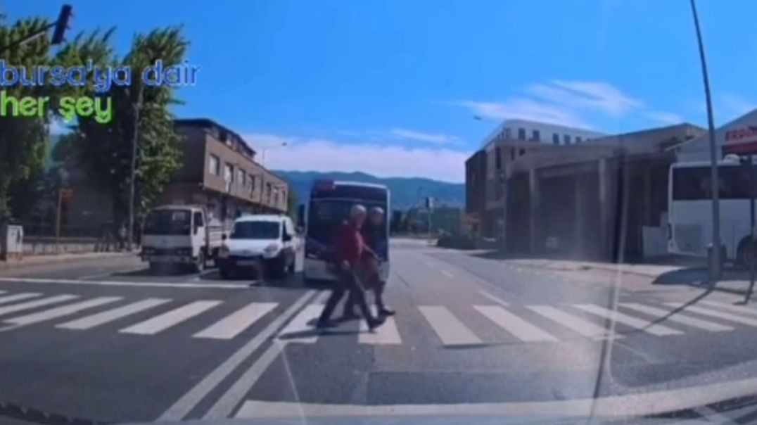 Bursa'da kırmızı ışığı umursamayan minibüs yayaları hiçe sayıp ilerledi
