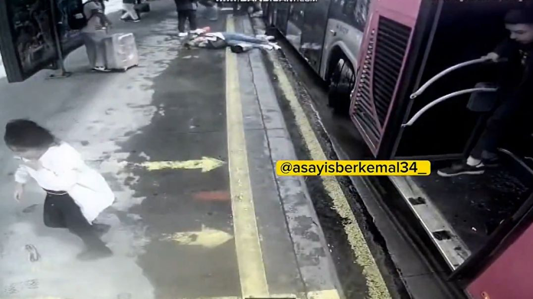 İstanbul'da ölü ve yaralıların olduğu metrobüsün kaza anı ortaya çıktı