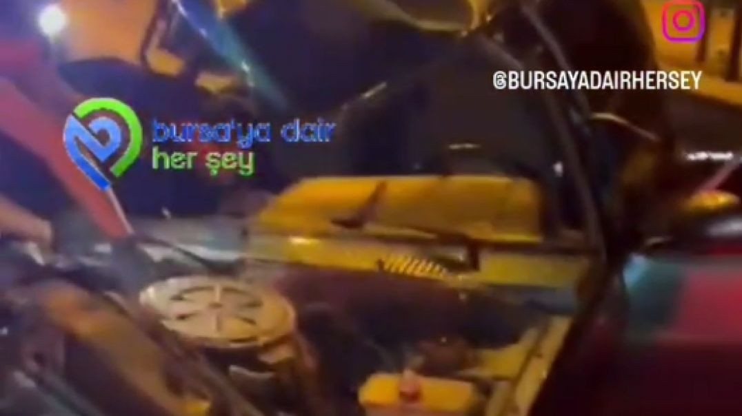 Bursa'da tıra ardından bariyerlere çarpan otomobil kağıt gibi ezildi
