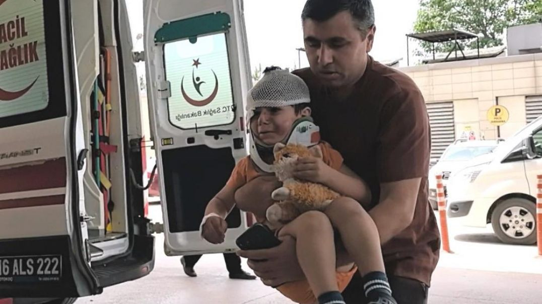 Bursa'da trafik kazasında yaralanan çocuk oyuncağını elinden bırakmadı
