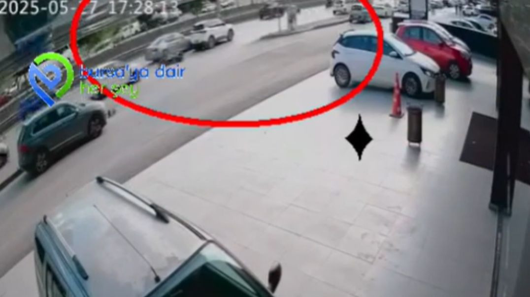 Bursa'da kontrolsüzce yola çıkan araç kazaya neden oldu... Olay yerinden kaçtı!