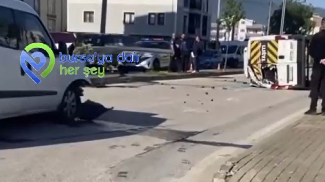 Bursa'da okul servisi, araçla çarpışmasıyla yan yattı: Yaralılar var!