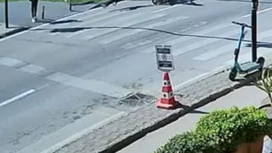 Bursa’da kırımızı ışığı umursamadan geçen kadına motosiklet çarptı