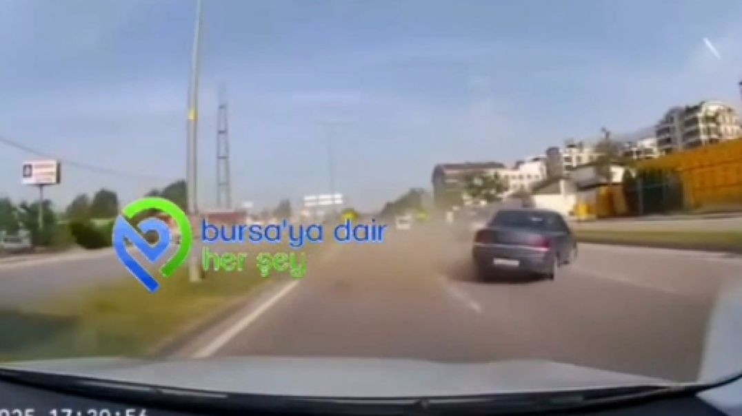Bursa’da lastiği patlayan araç karşı şeride fırladı: Felaketten dönülen anlar kamerada
