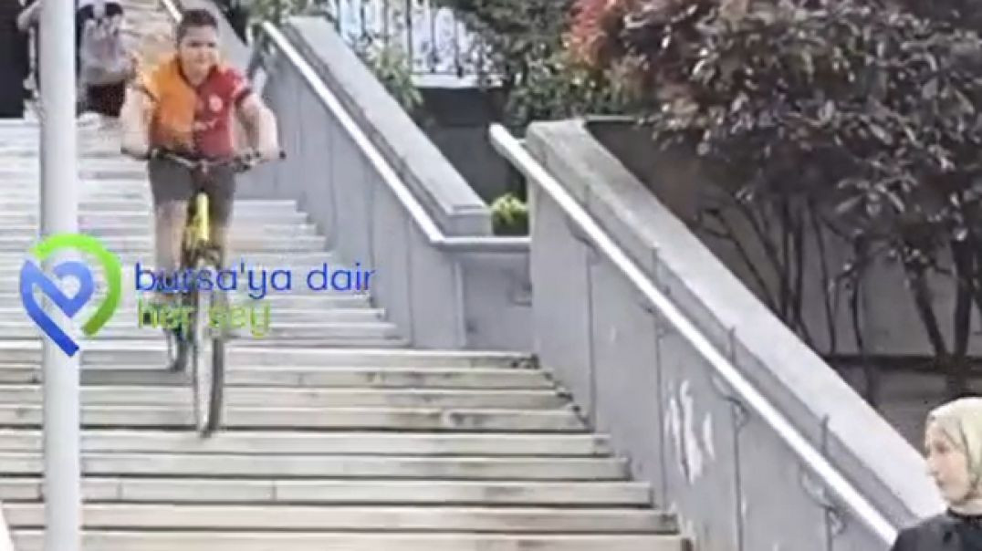 Bursa'da 10 yaşındaki çocuktan cesur bisiklet hareketi...Görenleri hayrete düşürdü
