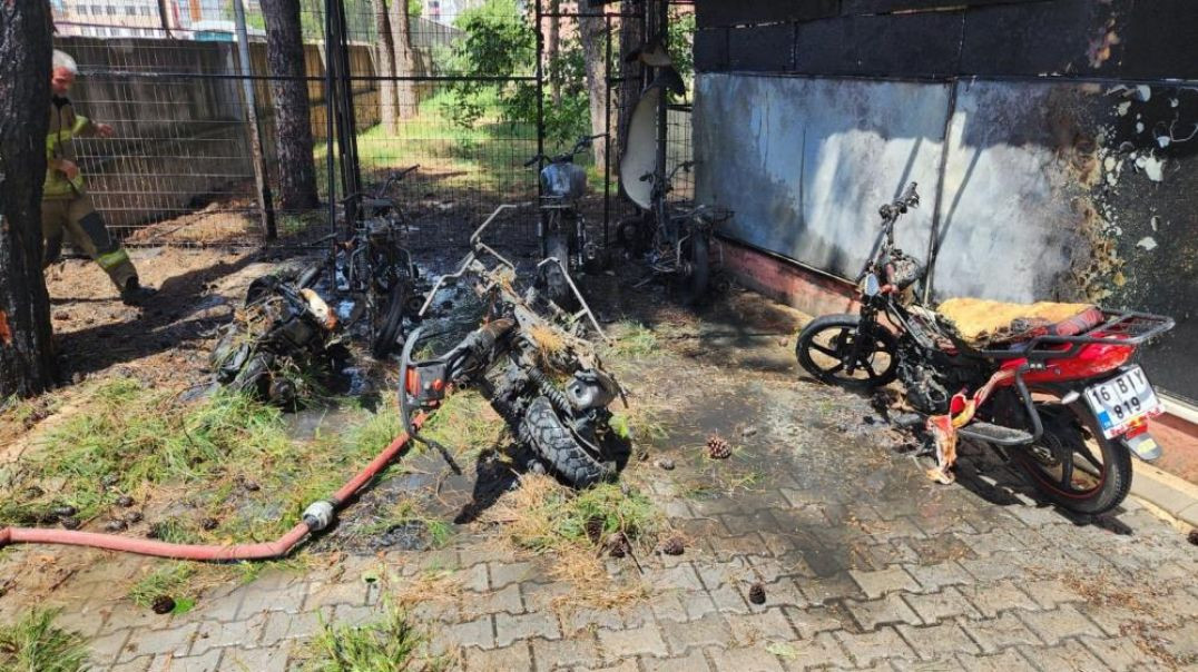 Bursa’da mesleki eğitim merkezi bahçesinde yangın: Öğrencilerin motosikleti kül oldu