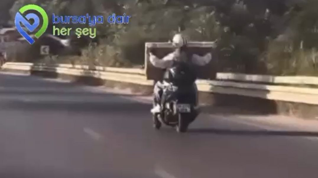 Bursa'da tehlikeli taşımacılıkta bu kadarına pes: Motosiklette eşya taşıdılar!