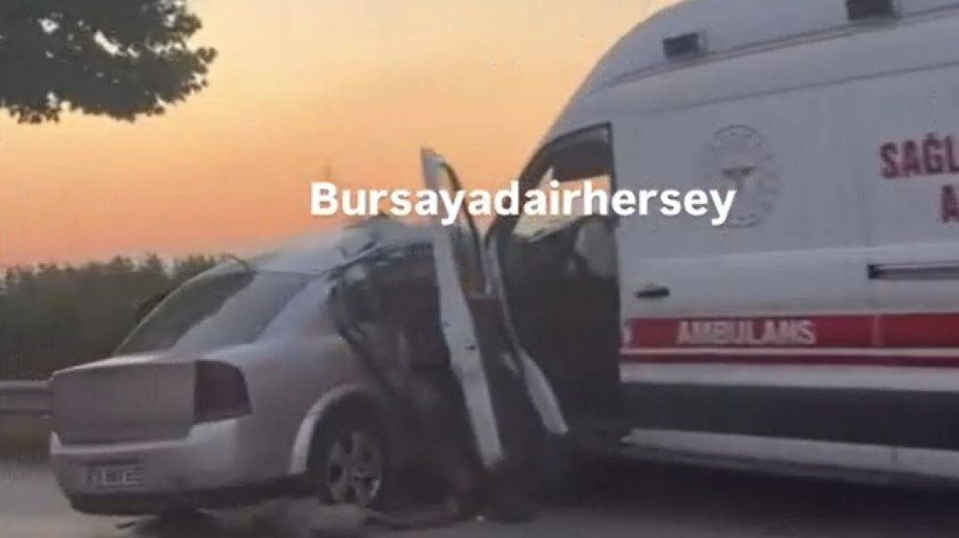 Bursa'da ambulans ile otomobil çarpıştı: Can pazarının yaşandığı anlar!