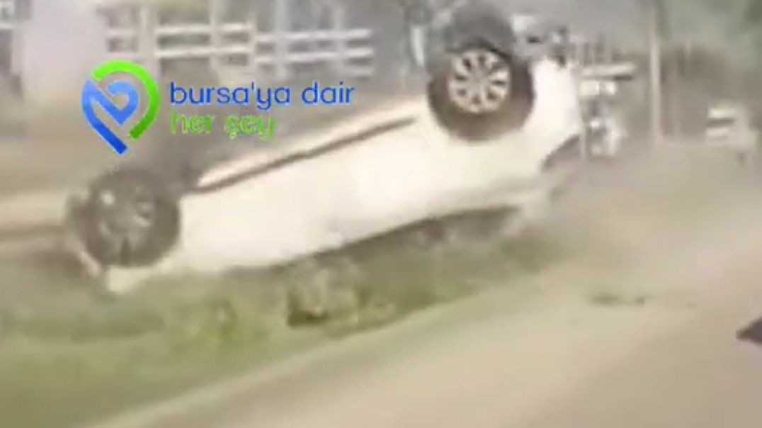 Bursa'da takla atan araçta burunları bile kanamadı: Feci kaza anı kamerada!