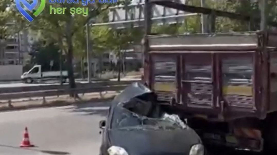 Bursa'da otomobil kamyonun arkasına ok gibi saplandı: Yaralılar var!