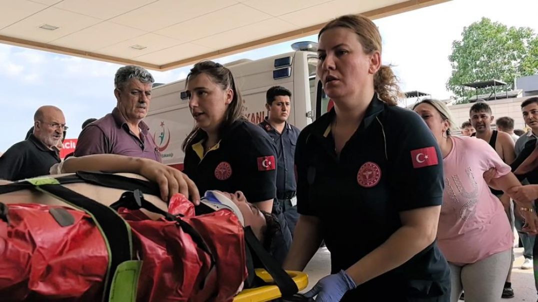 İnegöl’de motosiklet ile otomobilin çarpışmasıyla 2genç ağır yaralandı