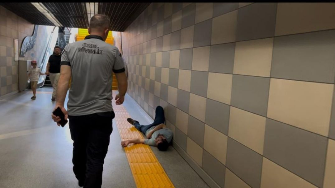 Bursa'da alkollü şahıs metro alt geçidinde sızdı: "Ben neredeyim, bırakın yatayım"