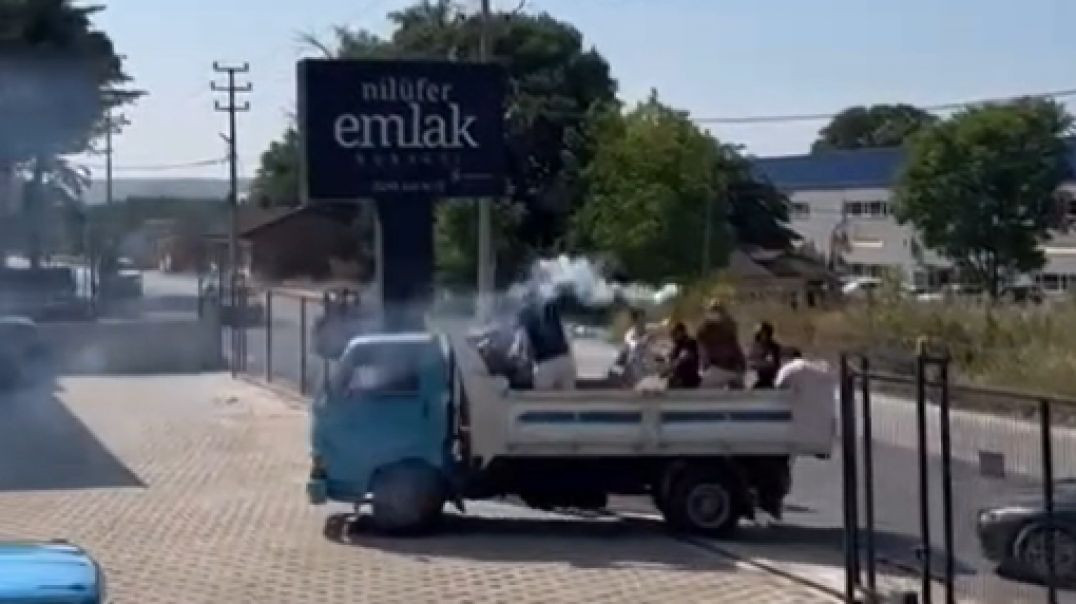 Bursa'da arkadaşlarının doğum gününü kamyon dolusu çalgıcıyla kutladılar