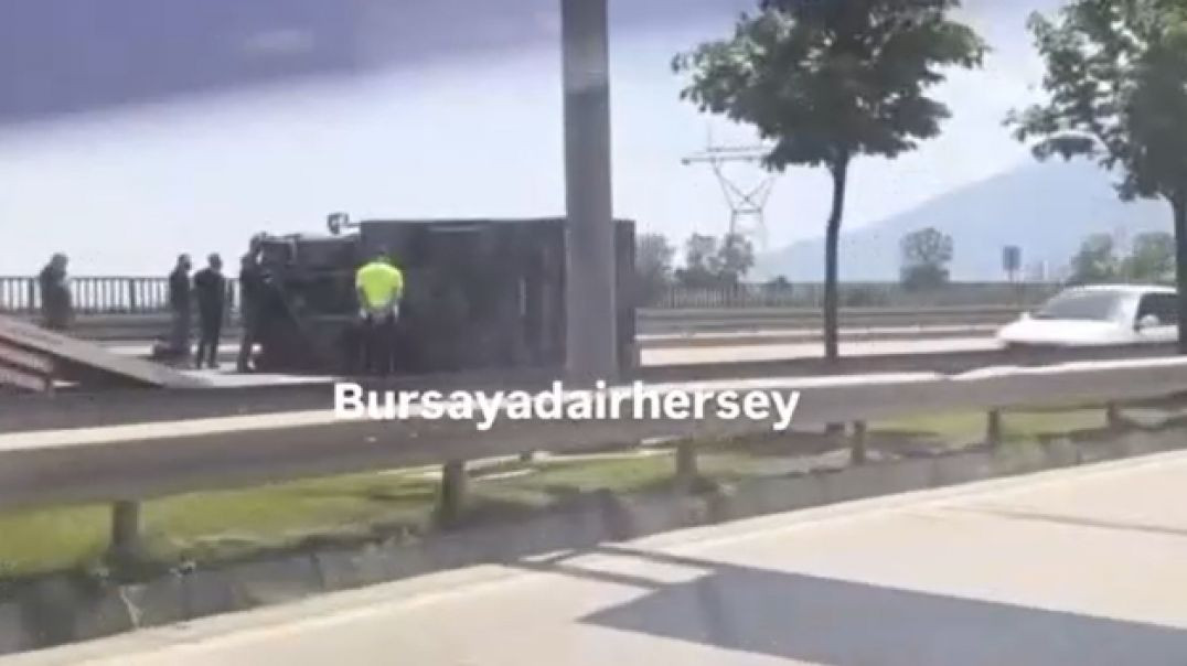 Bursa'da kontrolden çıkan kamyon yan yattı