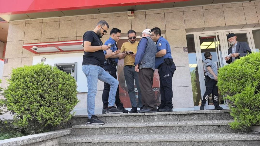 Bursa'da yaşlı adamın 100 bin lirasına göz diken dolandırıcıların oyununu polis bozdu
