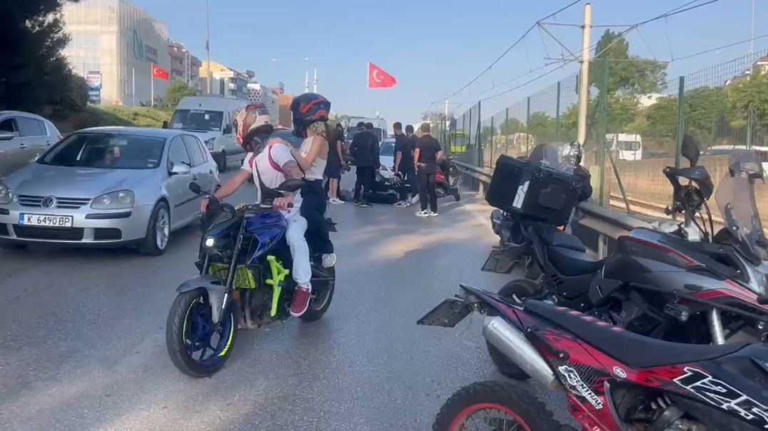 Bursa'da trafikte araçların arasından ilerleyen motosikletler birbirine girdi