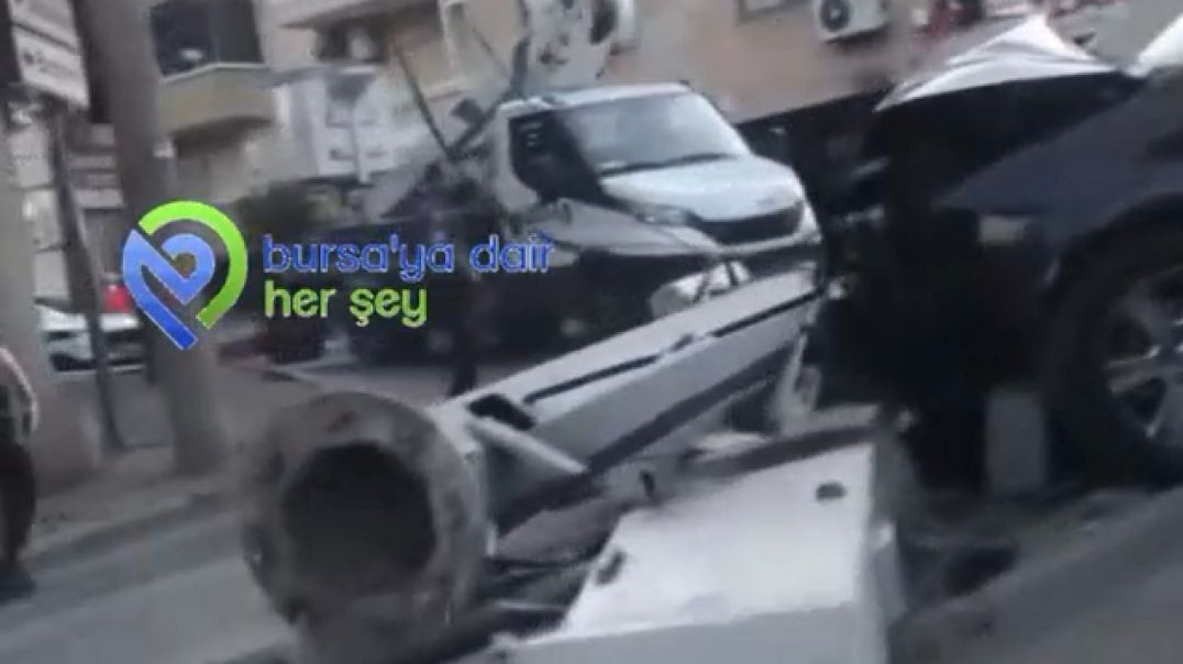 Bursa'da direğe çarpan araç hurdaya döndü: Elektrik direğini yerinden söktü!