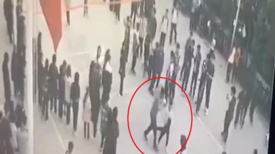 Bursa'da öğretmen üzerine su geldiği için öğrenciyi tekmeledi: Para cezası verildi!