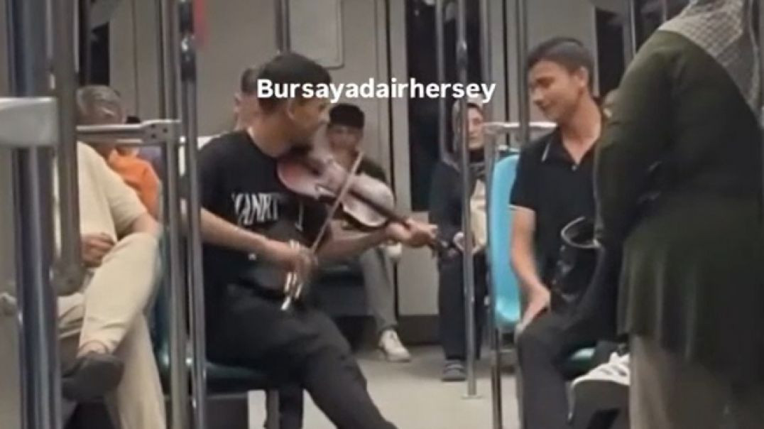 Bursa'da metroda canlı fasıl keyfi yaşattılar
