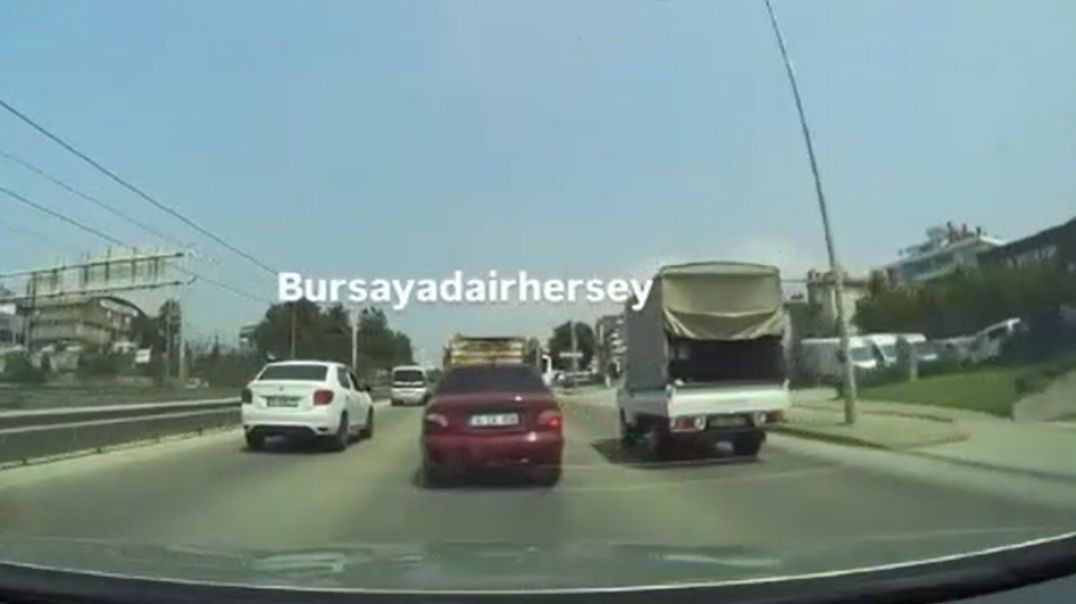 Bursa'da makas atarak ilerleyen sürücü kamerada!