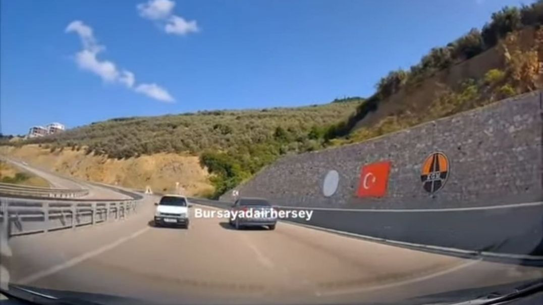 Bursa'da ters şeritte son sürat gaza bastı...Kazadan kıl payı kurtuldu