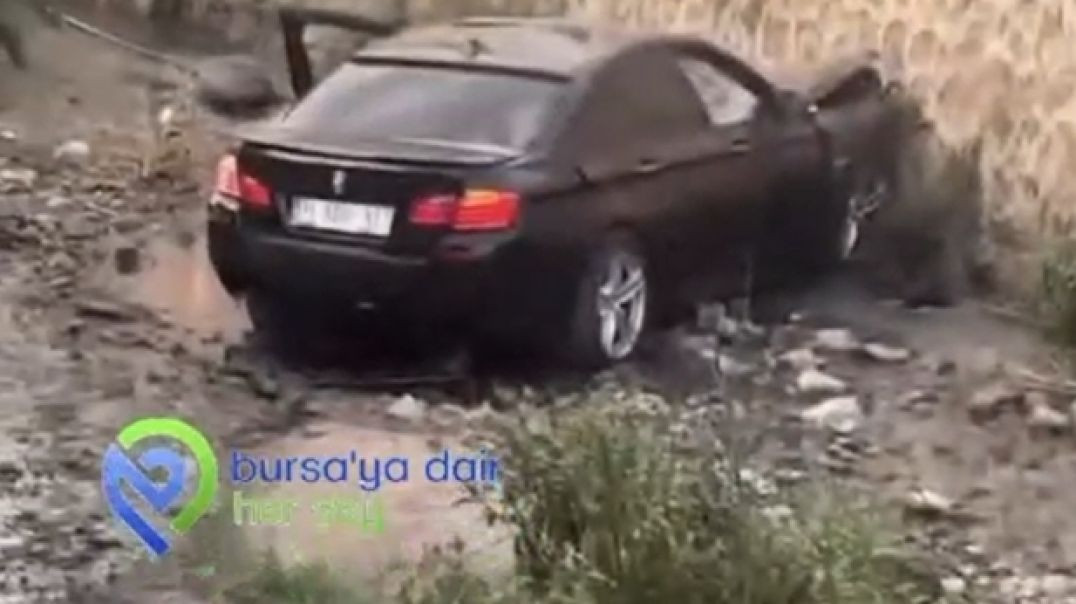 Bursa'da kontrolden çıkan otomobil dereye uçtu