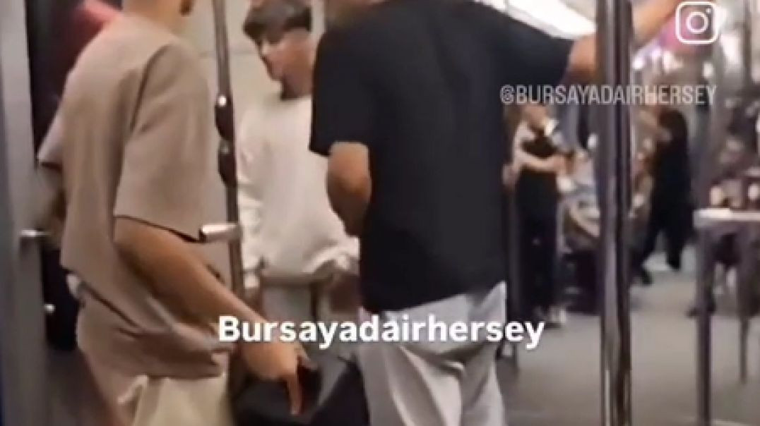 Bursa'da metroda hoparlörden müzik açan gençler tepki çekti