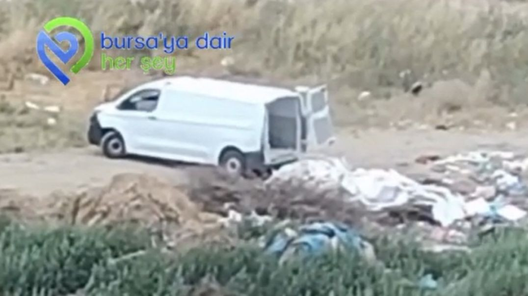 Bursa Mustafakemalpaşa'da araçla gelen şahıs göl kenarına moloz yığını döktü