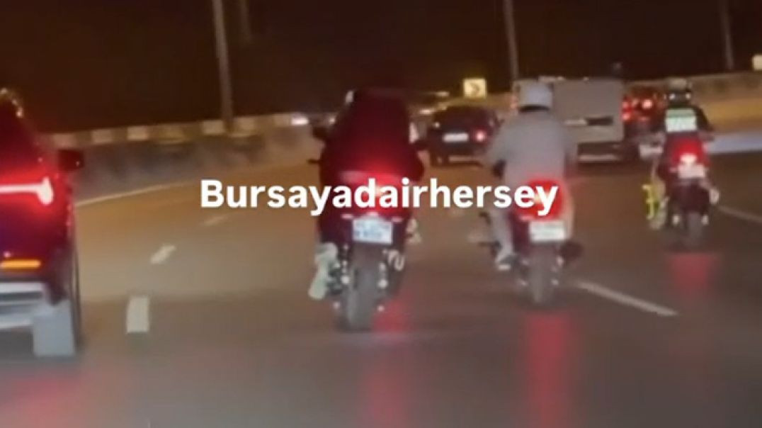 Bursa'da motosikletli magandalar tehlike saçtı… Şahlanıp tek teker üzerinde ilerledi!