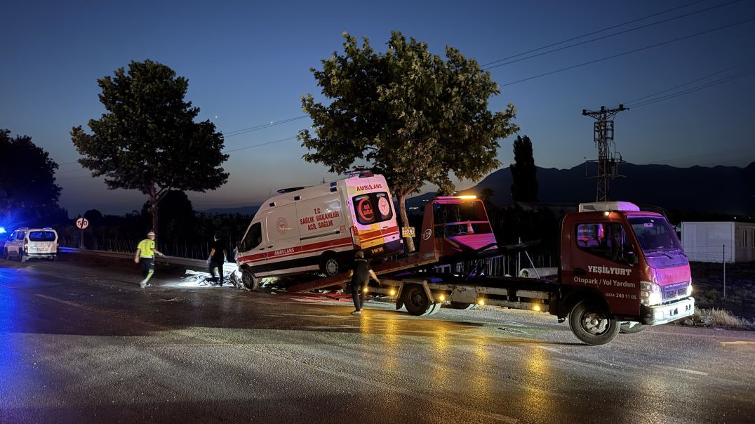 Bursa'da ambulans ile otomobil çarpıştı: Can pazarının yaşandığı anlar! - 2