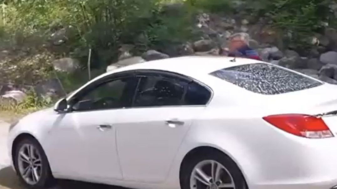 Saitabad Şelalesi’nde arabasını yıkayan sürücü kimseyi umursamadı